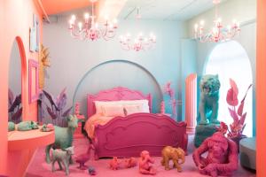 东京Moshi Moshi Rooms的一间设有粉红色床铺的房间,里面有一些动物