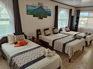 利比里亚HOTEL DEL RiO的一间客房内设有四张床的房间