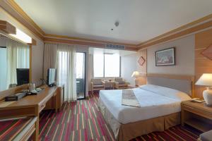 曼谷亚洲机场饭店 的酒店客房配有一张床、一张书桌和一台电视。