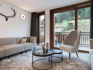 谷雪维尔Appartement Courchevel 1550, 4 pièces, 6 personnes - FR-1-631-111的客厅配有沙发、椅子和桌子