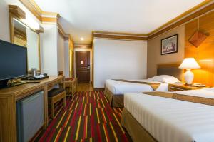 曼谷亚洲机场饭店 的酒店客房设有两张床和一台平面电视。