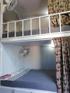 瑶亚岛Farm House kohyaoyai的小房间,配有一张火车上的双层床