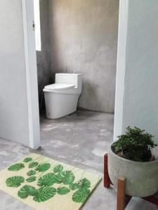 瑶亚岛Farm House kohyaoyai的一间带卫生间和盆栽的浴室