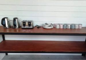 瑶亚岛Farm House kohyaoyai的一张带咖啡杯和电器的木桌
