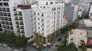 An KhêOstara Hotel & Apartment的城市中白色大建筑的空中景观