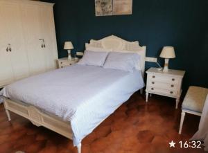 帕拉莫斯Spacious family flat centrally located.的卧室配有白色的床和2个床头柜