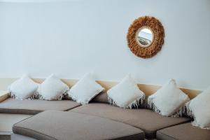 乌鲁瓦图Barrels at Bingin的一张带枕头的沙发以及墙上的镜子
