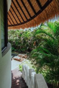 乌鲁瓦图Barrels at Bingin的享有度假村的外部景色,设有棕榈树庭院