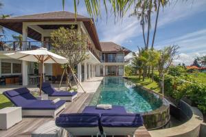KetewelBeachfront Luxury, Villa Purnama的游泳池别墅的图象