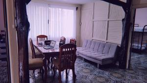 福尔图纳Alpha Arenal的客厅配有沙发和带笔记本电脑的桌子