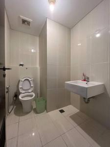 雅加达Neo Soho Apartment / Office near Central Park Mall的一间带水槽和卫生间的浴室