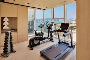 香港香港明怡美憬阁精选酒店的大楼内带2台跑步机和有氧器材的健身房