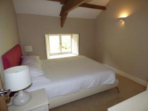 阿尔斯通Clifton Cottage at Lovelady Shield的卧室配有白色的床和窗户。