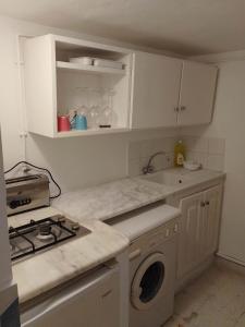 西迪·布·赛义德SidiBou House的厨房配有水槽和洗衣机