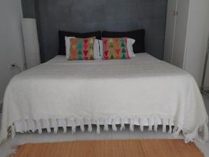 西迪·布·赛义德SidiBou House的卧室配有白色的床和2个枕头