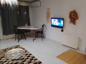西迪·布·赛义德SidiBou House的客厅配有桌子和墙上的电视