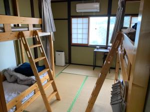 体験型民宿mishigo的客房设有两张双层床和一张书桌。