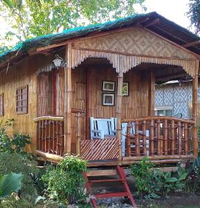 KandabongCasa de Corazon的木屋设有门廊和甲板