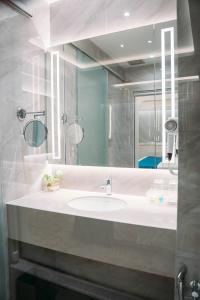 峇株巴辖Crystal Inn的浴室设有白色水槽和镜子