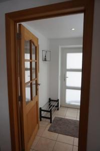 韦姆Le Walkoti - cosy cottage with 2 bedrooms的通往带走廊的房间的开放式门