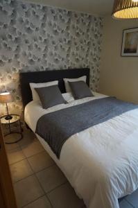 韦姆Le Walkoti - cosy cottage with 2 bedrooms的卧室配有一张带白色床单和枕头的大床。