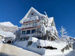 维尔德豪斯Gasthaus Friedegg的雪覆盖的建筑,树覆盖在雪中