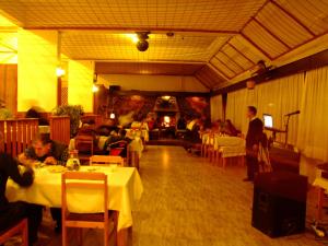 Ilgaz Derbent Hotel餐厅或其他用餐的地方