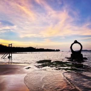 富国Gold Coast Phu Quoc Beach Resort的海滩上水中的一个大型雕塑
