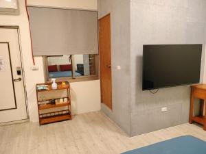 丰原区水源棧的客厅设有壁挂式平面电视。