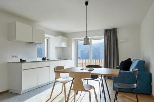 新波南特Casa Lies - Apartments的厨房以及带桌椅的用餐室。