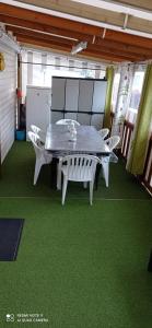 圣让-德蒙mh 4 chambres au calme Bois Dormant的绿地毯间的桌椅