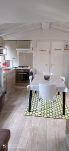 圣让-德蒙mh 4 chambres au calme Bois Dormant的一间厨房,里面配有桌椅