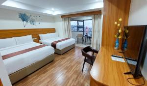 碧瑶456 Hotel的酒店客房设有两张床和一张书桌及电视