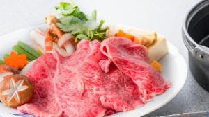 Totsukawa仙景汤乃谷日式旅馆的桌子上一盘肉和蔬菜