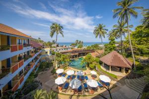 卡伦海滩Karona Resort & Spa - SHA Extra Plus的享有度假村和游泳池的空中景致