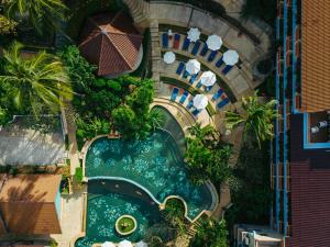 卡伦海滩Karona Resort & Spa - SHA Extra Plus的享有度假村游泳池的顶部景致