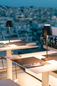 雅典Neoma的一张桌子和椅子,享有城市美景