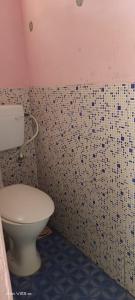 蒙纳Munnar Home Stay的一间带卫生间和瓷砖墙的浴室