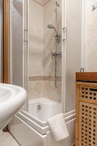 特雷维索Ca' Latina - Cozy home in pieno centro storico的带淋浴、盥洗盆和浴缸的浴室