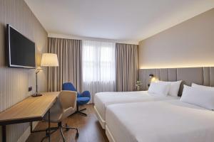 克尔斯特尔巴赫NH法兰克福机场酒店的酒店客房配有两张床和一张书桌
