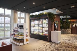 克尔斯特尔巴赫NH法兰克福机场酒店的一间杂货店,里面装有大冰箱,有饮料
