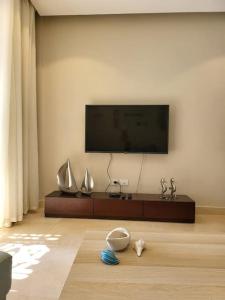 赫尔格达Mangroovy Ritzy, Cerulean appartement by the pool的客厅设有壁挂式平面电视。