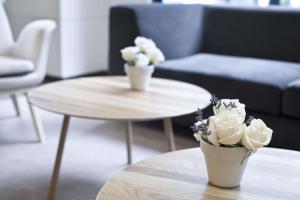 维多利亚-加斯特伊兹NH坎希勒阿亚拉维多利亚酒店的客厅的桌子上放着两瓶花花