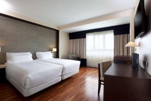 维多利亚-加斯特伊兹NH坎希勒阿亚拉维多利亚酒店的酒店客房设有一张白色大床和一张书桌