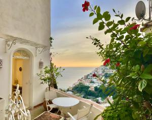 波西塔诺Santiago vacation home in Positano的阳台配有桌子,享有海景。