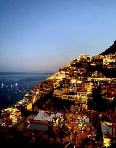 波西塔诺Santiago vacation home in Positano的夜空山顶的城镇