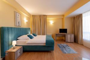 蒂米什瓦拉皮尔拉酒店的一间卧室配有一张大床和电视