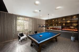 北京base佰舍服务式公寓（北京三里屯工体店）的台球室配有台球桌和椅子