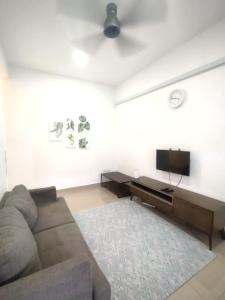 雪邦D'Indah59 KLIA Homestay的带沙发和平面电视的客厅