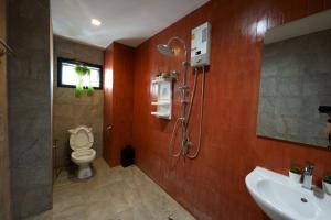曼谷Krung Boutique Hotel的带淋浴、卫生间和盥洗盆的浴室